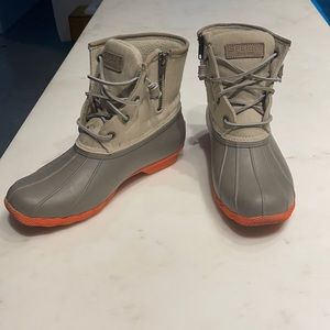 Sperry salt water duck boots coral and olive green size 8 women’s
